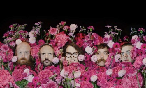 IDLES COMPARTE EL NUEVO VIDEO DE 'KILL THEM WITH KINDNESS'