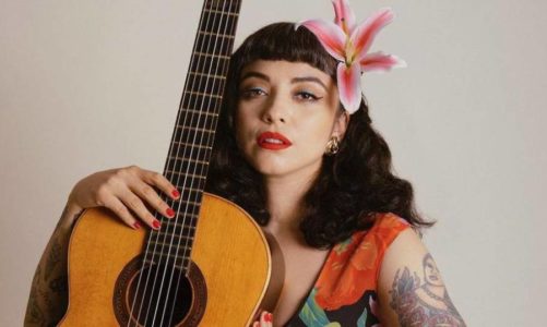 MON LAFERTE PRESENTA SU CANCIÓN ‘SE ME VA A QUEMAR EL CORAZÓN’