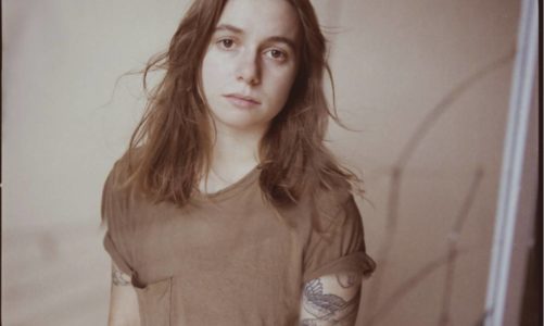 JULIEN BAKER LANZA VIDEOCLIP DE ‘HARDLINE’, SU NUEVA CANCIÓN