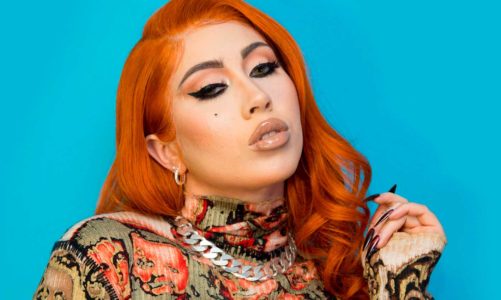 KALI UCHIS LANZA SU EP ‘SIN MIEDO // ACOUSTIC’