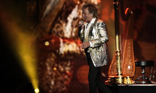 ROD STEWART DESLUMBRÓ A MILES DE FANÁTICOS EN EL ESTADIO GEBA