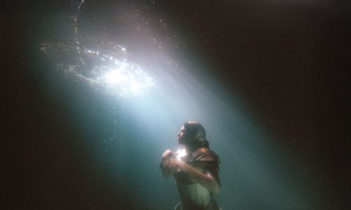 JAVIERA MENA Y SANTIAGO MOTORIZADO SE SUMERGEN EN EL VIDEOCLIP DE “MAR DE CORAL”